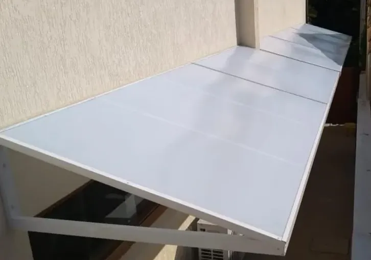 Toldo fixo reto em policarbonato